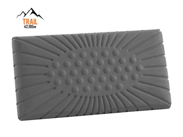 Almohada de Viscoelástica de formulación única (Visco Carbono) para facilitar la perfecta adaptación al cuello y la nuca. El diseño del núcleo es específico para corredores de superficies irregulares, con un soporte más firme para cuellos más atléticos.